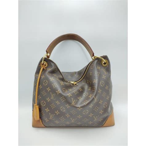 borsa berri louis vuitton indossata